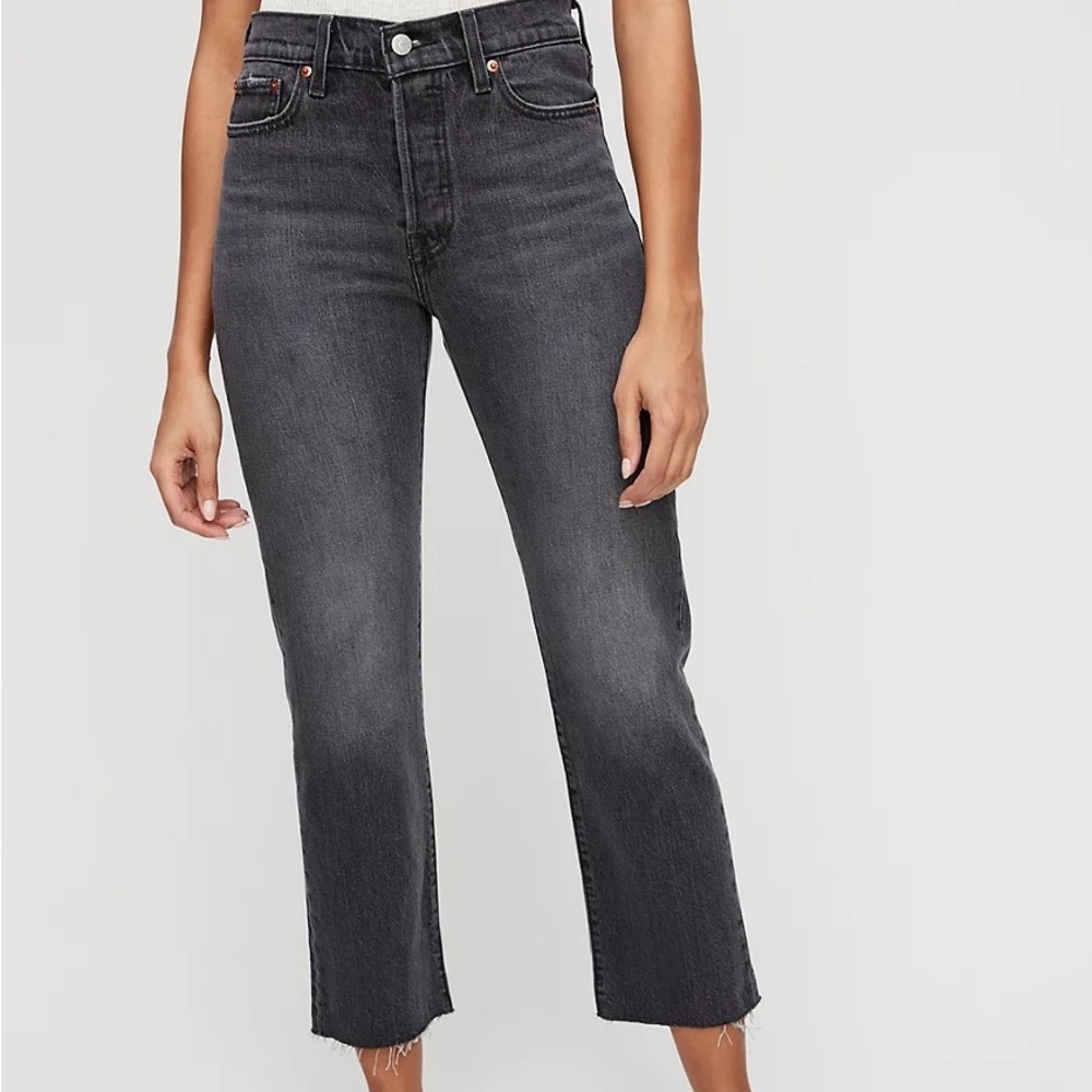 NEVER WORN Levi’s wedgie straight jeans